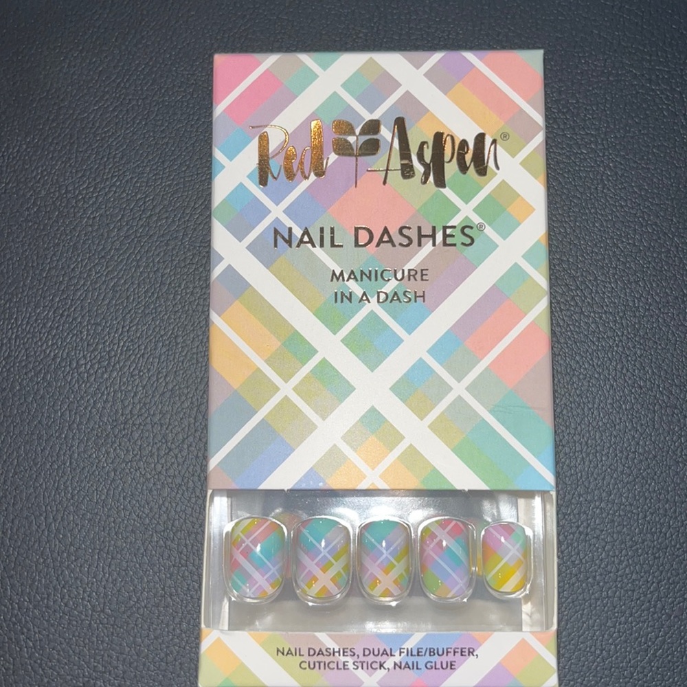 NAIL DASHES®
MANICURE
IN A DASH
